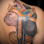 Egyiptomi macska tetoválás a lapockán