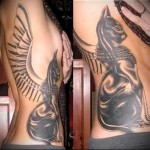 Egyiptomi macska tetoválás egy lány oldalán