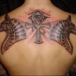 Egyiptomi macska tetoválás a hátán, kereszttel