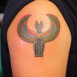 Egyiptomi macska tetoválás a vállán