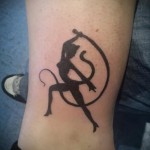 tetováló macskanő ostorral integet a lábán