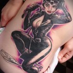 macska nő tetoválás a csípőn