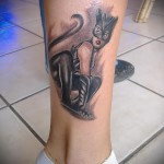 tetováló macska nő ül a lábán