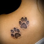 macska láb tetoválás a női lapockán