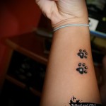 macska mancs tetoválás a csuklóján