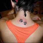 macska mancs tetoválás a tarkón