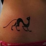 fekete macska tetoválás