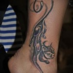 fekete macska tetoválás a láb alján