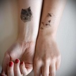 fekete macska tetoválás a csuklóján