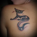 fekete macska tetoválás a lapockán