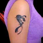 fekete macska tetoválás a vállán