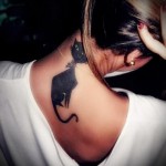 fekete macska tetoválás a nyakán