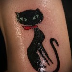 fekete macska tetoválás piros masnival