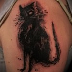 fekete macska tetoválás a vállán