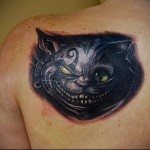 fekete macska tetoválás a lapockán