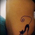 fekete macska tetoválás a derekán