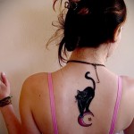 fekete macska tetoválás holddal a hát közepén