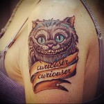 Cheshire macska tetoválás a vállán
