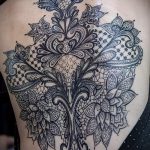 csipke tetoválás a hátán - fotó példa a kész tetoválásra 6