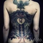 csipke tetoválás a hátán - fotó példa a kész tetoválásra 12