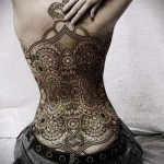 csipke tetoválás a hátán - fotó példa a kész tetoválásra 14