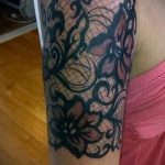 csipke tetoválás a kezén - fotó példa a kész tetoválásra 2