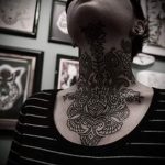 csipke tetoválás a nyakon - fotó példa a kész tetoválásra 3