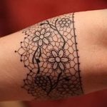 csipke tetoválás a karján - Fotó példa a kész tetoválásra 1