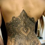 csipke tetoválás a hátán - fotó példa a kész tetoválásra 3