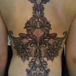 csipke tetoválás a hátán - fotó példa a kész tetoválásra 4