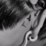 лястовична татуировка зад ухото - пример за снимка 4