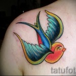 лястовична татуировка на ключицата - Пример за снимка 1