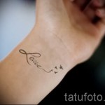 лястовична татуировка на китката й - Пример за снимка 3