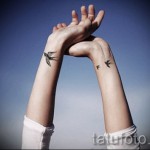 лястовична татуировка на китката й - Пример за снимка 4