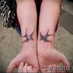 лястовична татуировка на китката й - Пример за снимка 6