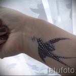лястовична татуировка на китката й - Пример за снимка 8