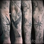 татуировка на лястовица на ръката му - пример за снимка 3