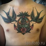 лястовична татуировка на гърдите - пример за снимка 3