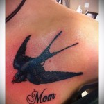 лястовична татуировка на гърдите - пример за снимка 5