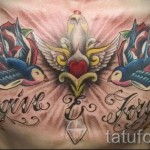 лястовична татуировка на гърдите - пример за снимка 6