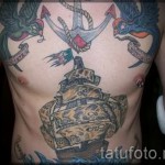 лястовична татуировка на гърдите - пример за снимка 7