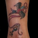 татуировка на лястовица на крака - пример за снимка 1