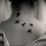 лястовична татуировка на врата му - Пример за снимка 2