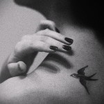 лястовична татуировка на врата му - Пример за снимка 3