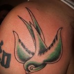 лястовична татуировка на острието - Пример за снимка 2