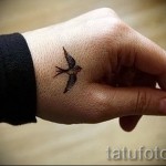 татуировка на малка лястовица - пример за снимка 1