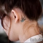 лястовична татуировка зад ухото - пример за снимка 3