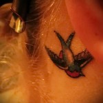 лястовична татуировка зад ухото - пример за снимка 6