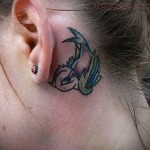 лястовична татуировка зад ухото - пример за снимка 7