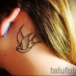 лястовична татуировка зад ухото - пример за снимка 8